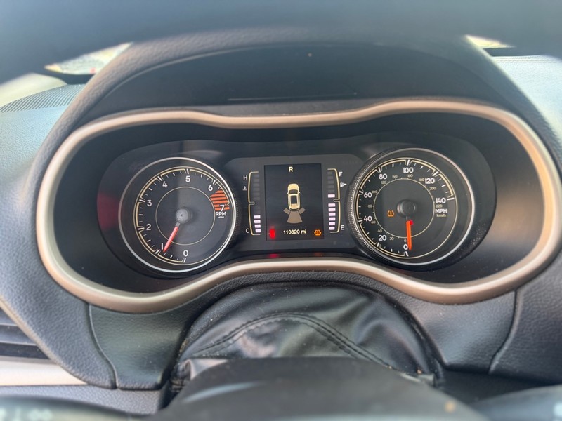 Jeep Cherokee Vehicle Full-screen Gallery Image 11