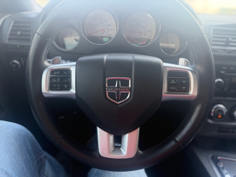 Dodge Challenger Vehicle Full-screen Gallery Image 8