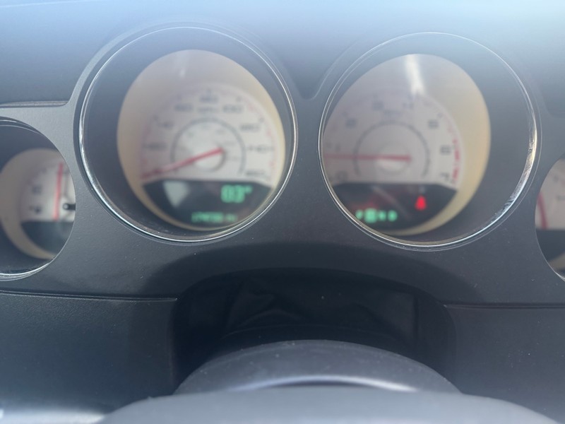 Dodge Challenger Vehicle Full-screen Gallery Image 9