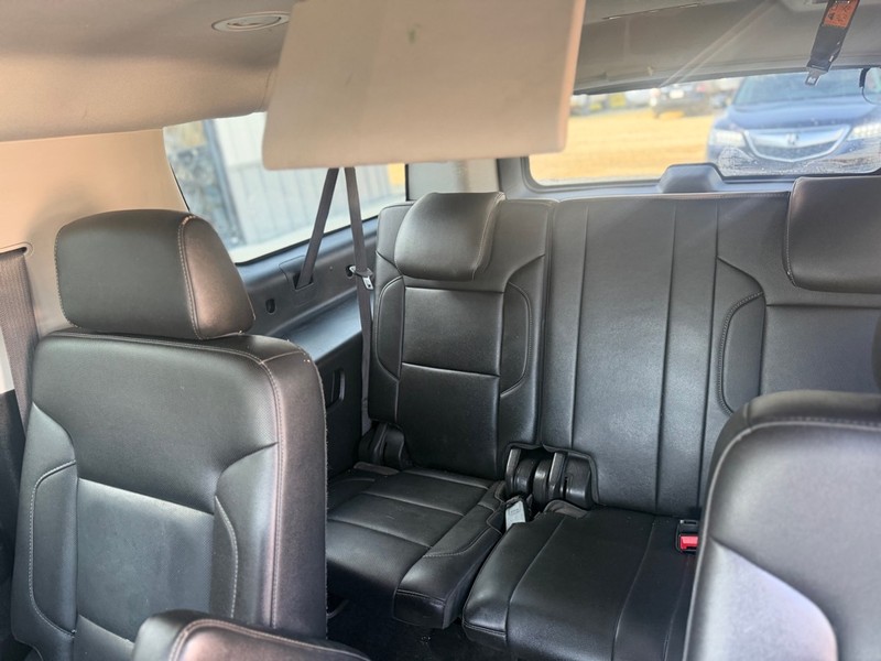 GMC Yukon XL Vehicle Full-screen Gallery Image 5