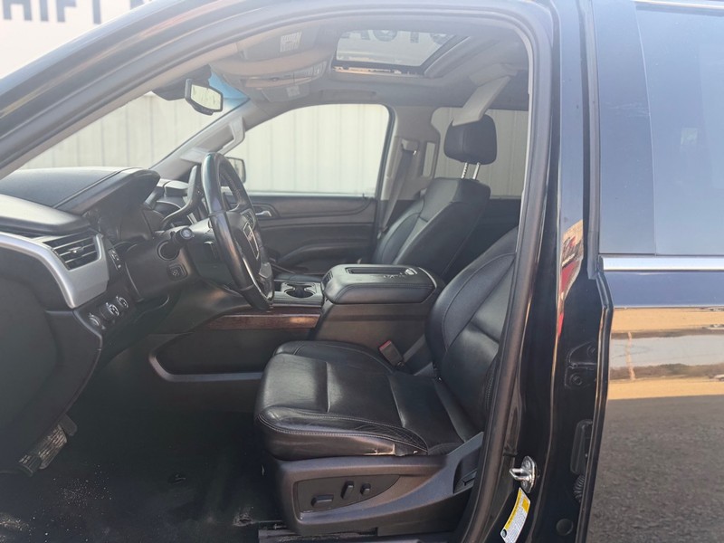 GMC Yukon XL Vehicle Full-screen Gallery Image 7