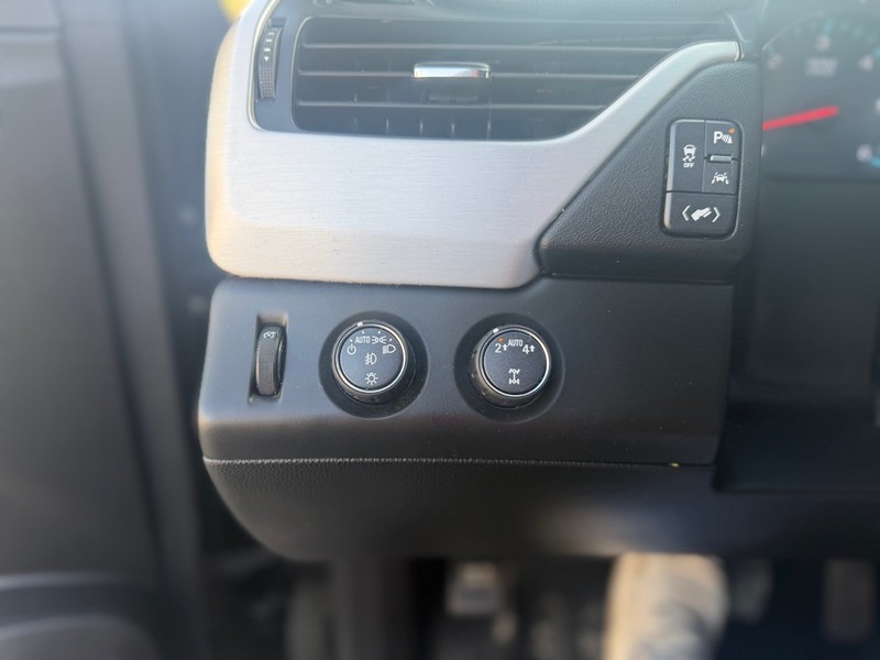 GMC Yukon XL Vehicle Full-screen Gallery Image 11