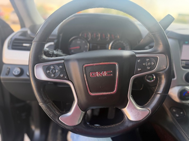 GMC Yukon XL Vehicle Full-screen Gallery Image 12