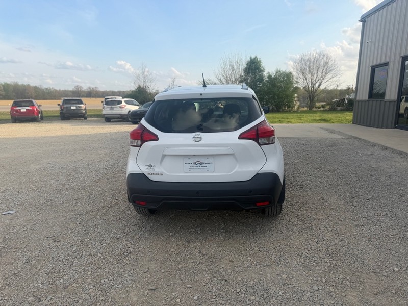 Nissan Kicks Vehicle Full-screen Gallery Image 4