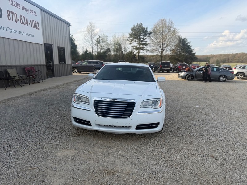 Chrysler 300 Vehicle Full-screen Gallery Image 2