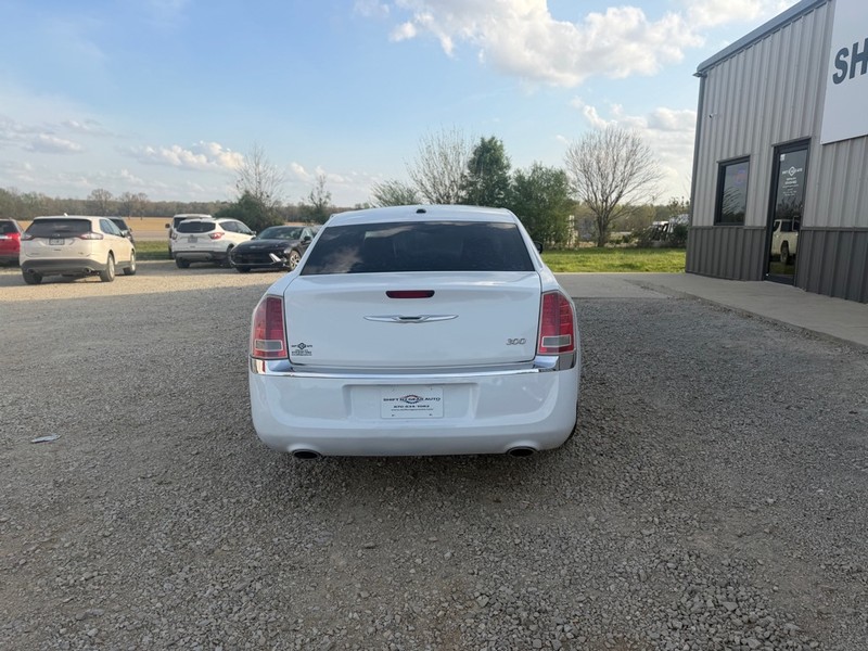 Chrysler 300 Vehicle Full-screen Gallery Image 4