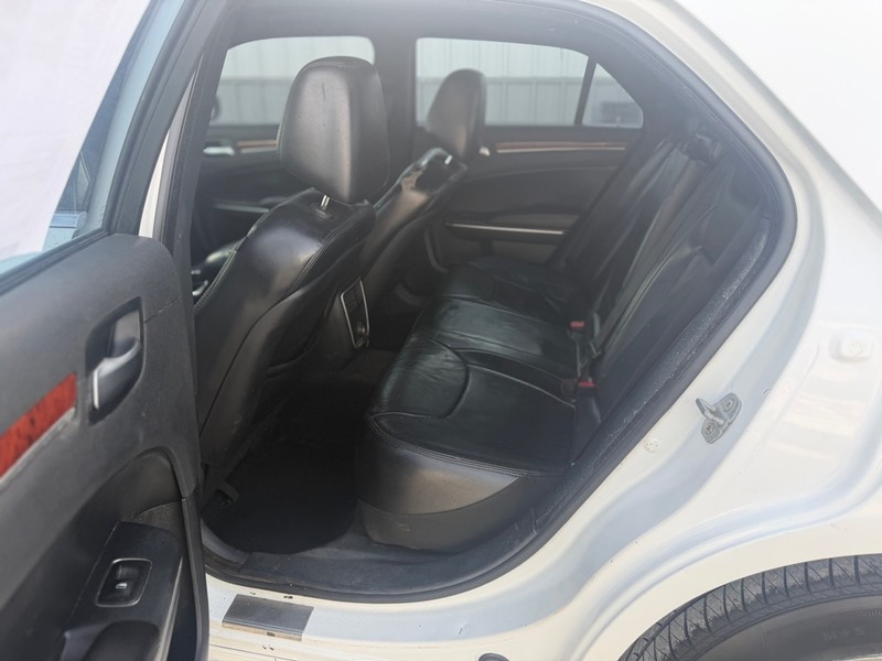 Chrysler 300 Vehicle Full-screen Gallery Image 5