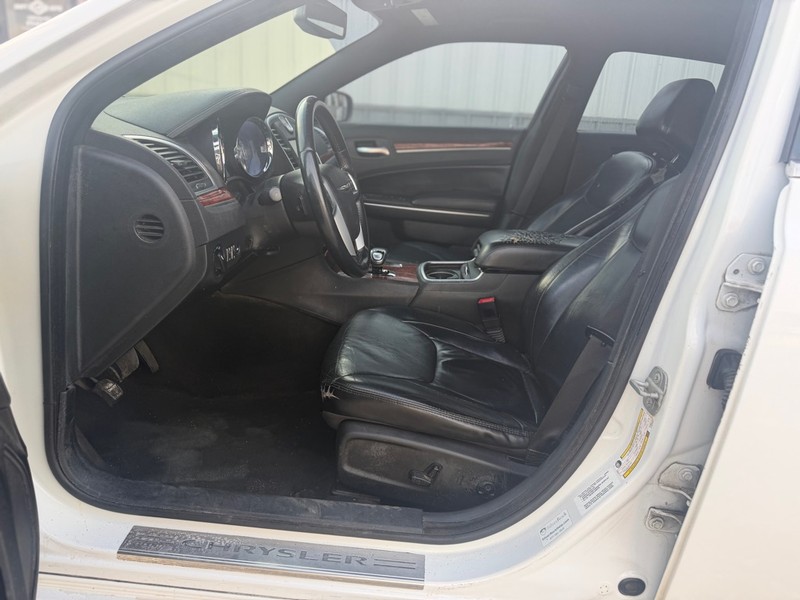 Chrysler 300 Vehicle Full-screen Gallery Image 6