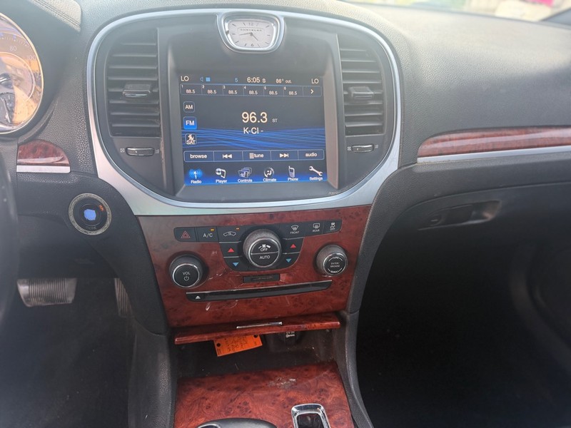 Chrysler 300 Vehicle Full-screen Gallery Image 7