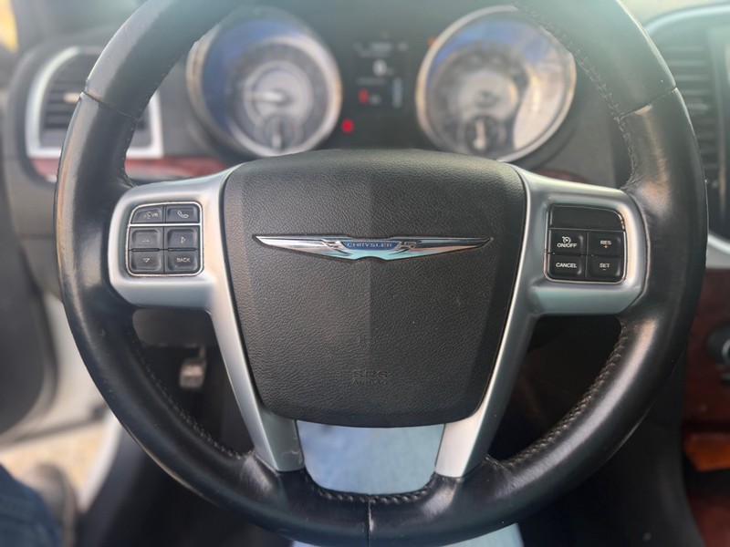 Chrysler 300 Vehicle Full-screen Gallery Image 8