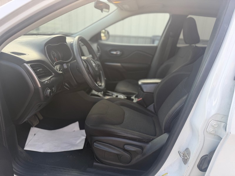 Jeep Cherokee Vehicle Full-screen Gallery Image 6