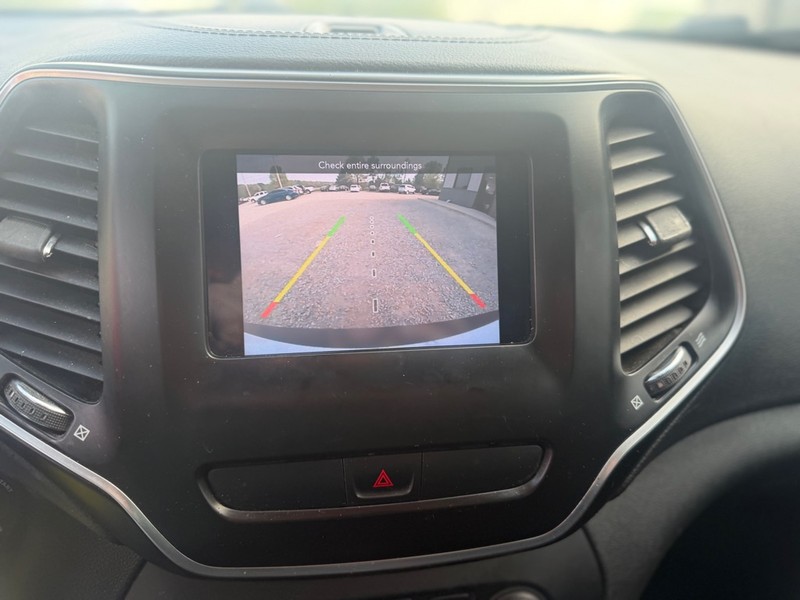 Jeep Cherokee Vehicle Full-screen Gallery Image 8