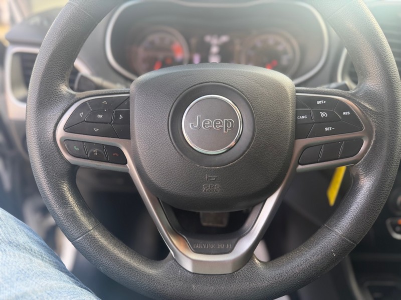 Jeep Cherokee Vehicle Full-screen Gallery Image 9