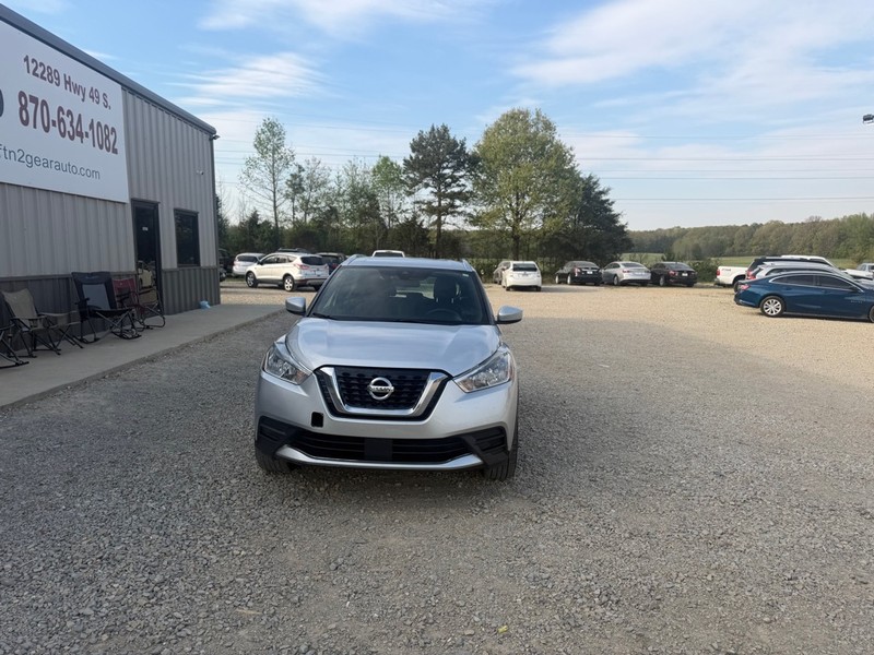 Nissan Kicks Vehicle Full-screen Gallery Image 2