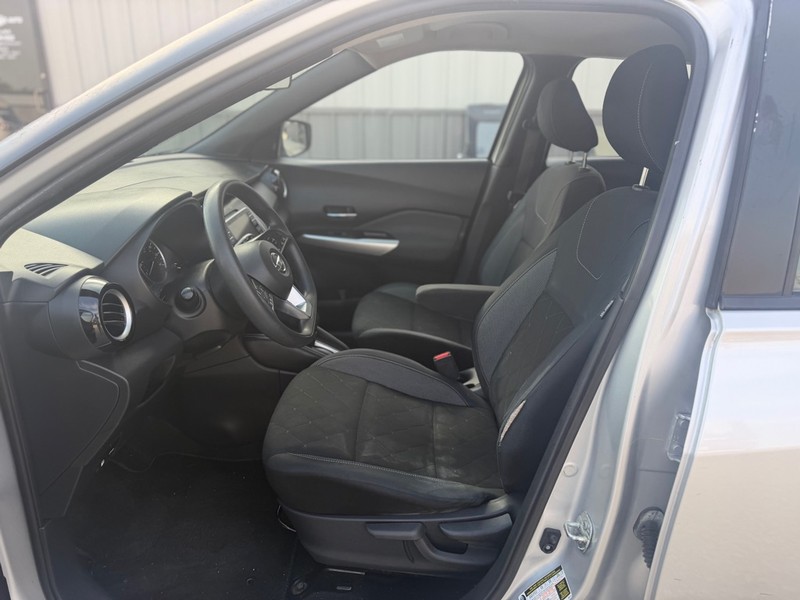 Nissan Kicks Vehicle Full-screen Gallery Image 6