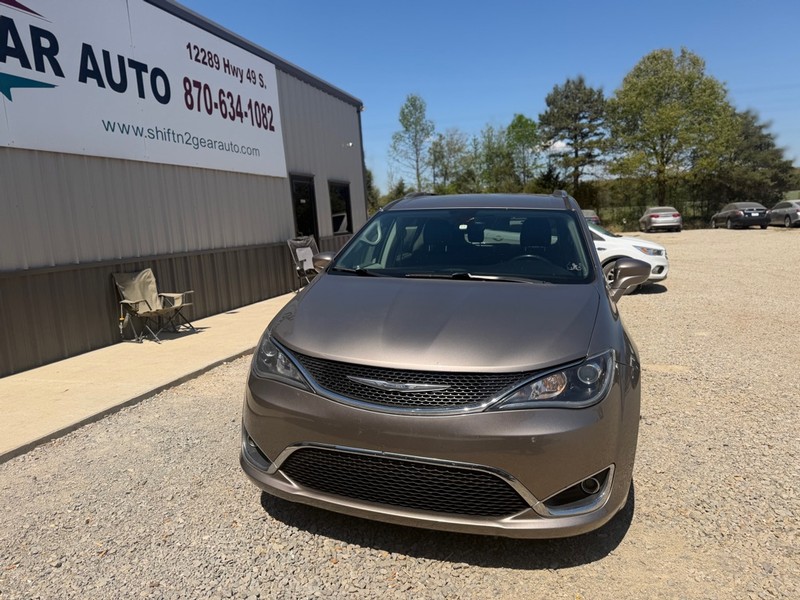 Chrysler Pacifica Vehicle Full-screen Gallery Image 2