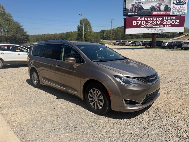 Chrysler Pacifica Vehicle Full-screen Gallery Image 3