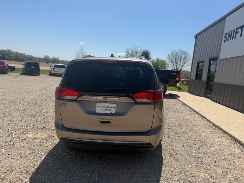 Chrysler Pacifica Vehicle Full-screen Gallery Image 4