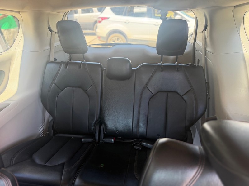 Chrysler Pacifica Vehicle Full-screen Gallery Image 5