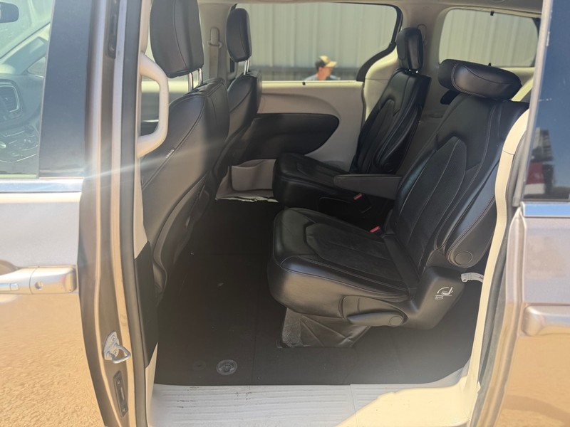 Chrysler Pacifica Vehicle Full-screen Gallery Image 6