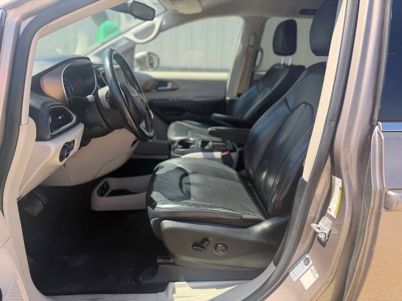 Chrysler Pacifica Vehicle Full-screen Gallery Image 7