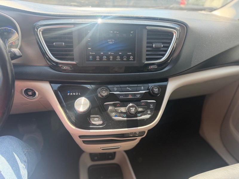 Chrysler Pacifica Vehicle Full-screen Gallery Image 8