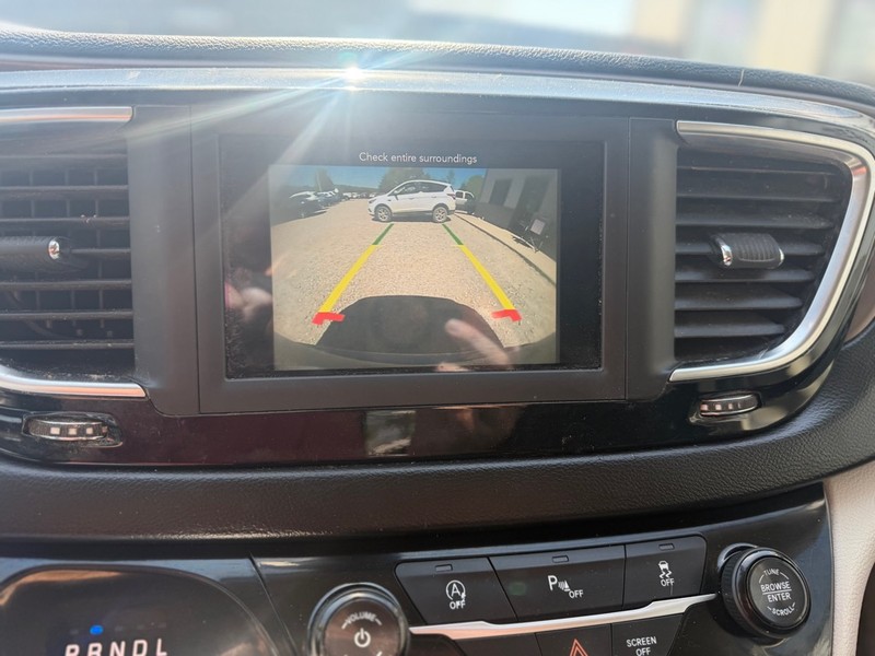 Chrysler Pacifica Vehicle Full-screen Gallery Image 9