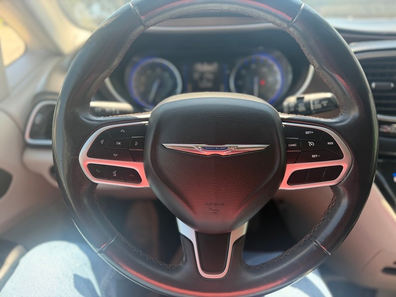 Chrysler Pacifica Vehicle Full-screen Gallery Image 10