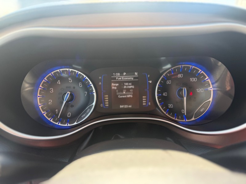 Chrysler Pacifica Vehicle Full-screen Gallery Image 11