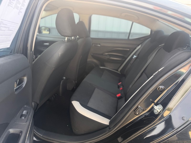 Nissan Versa Sedan Vehicle Full-screen Gallery Image 5