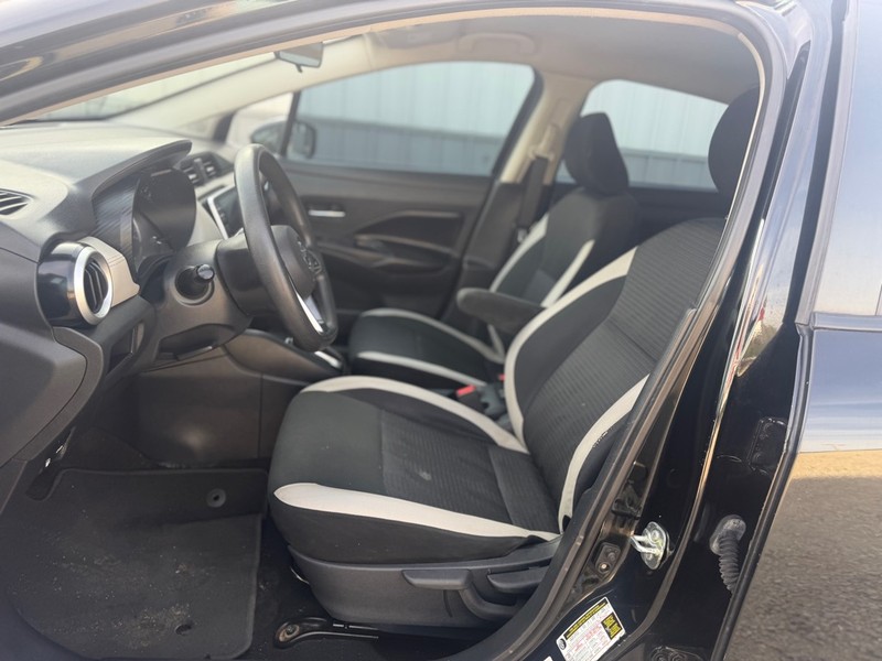 Nissan Versa Sedan Vehicle Full-screen Gallery Image 6