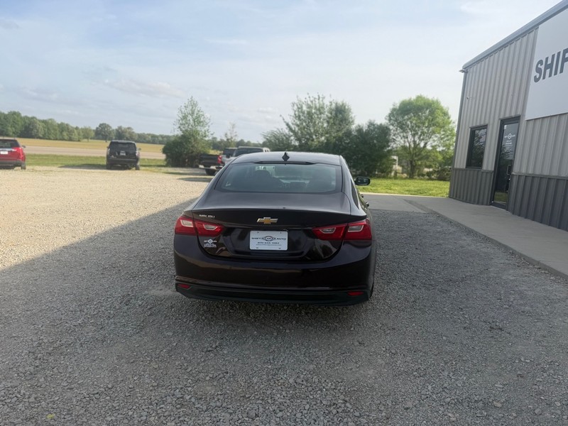 Chevrolet Malibu Vehicle Full-screen Gallery Image 4