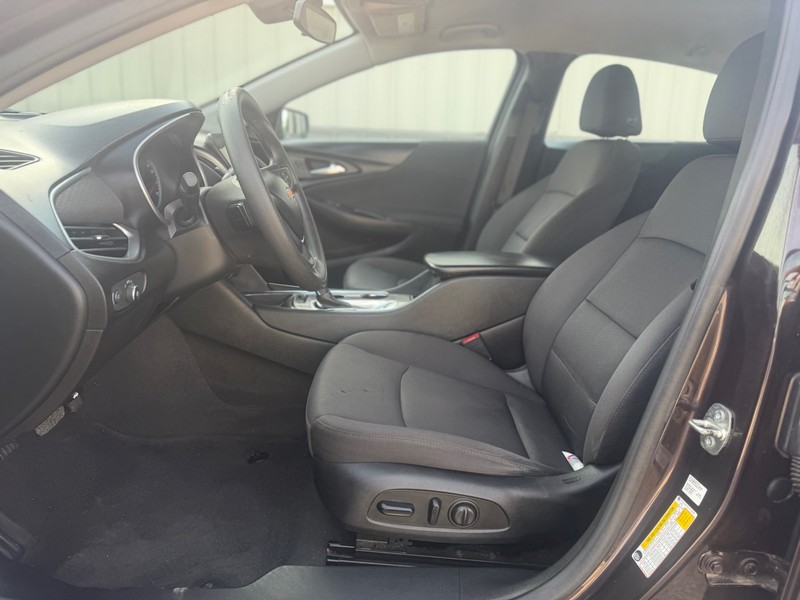 Chevrolet Malibu Vehicle Full-screen Gallery Image 6