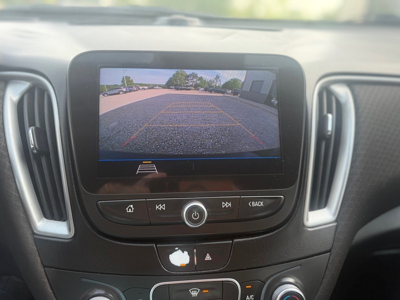 Chevrolet Malibu Vehicle Full-screen Gallery Image 8