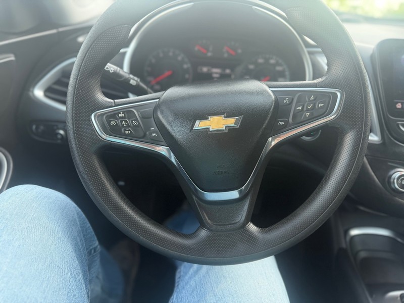 Chevrolet Malibu Vehicle Full-screen Gallery Image 9