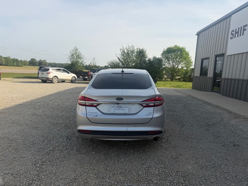 Ford Fusion Vehicle Full-screen Gallery Image 4