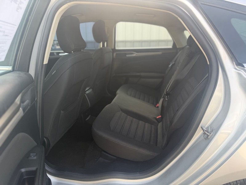 Ford Fusion Vehicle Full-screen Gallery Image 5