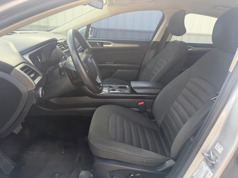 Ford Fusion Vehicle Full-screen Gallery Image 6