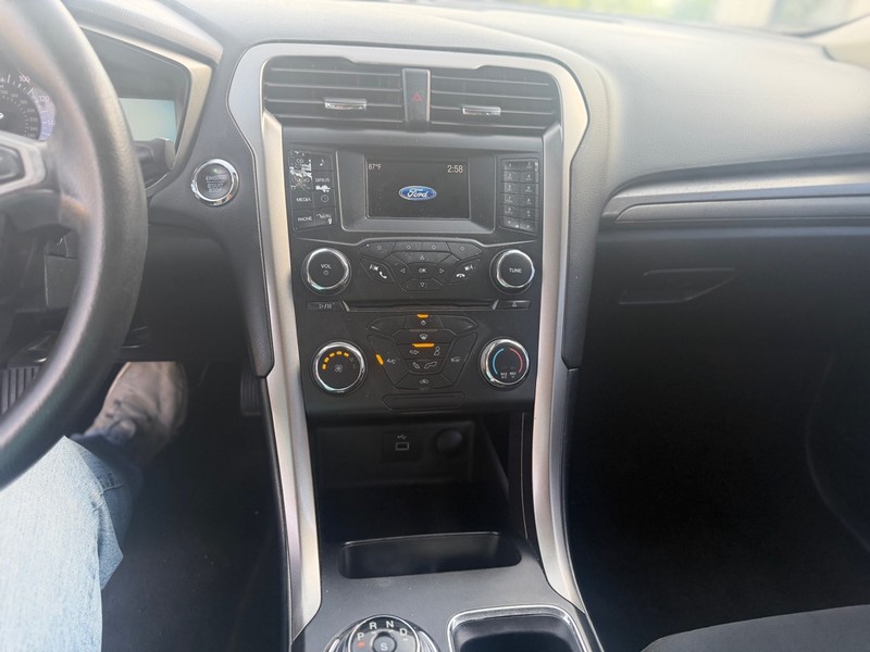 Ford Fusion Vehicle Full-screen Gallery Image 7