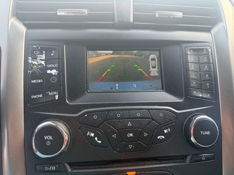 Ford Fusion Vehicle Full-screen Gallery Image 8