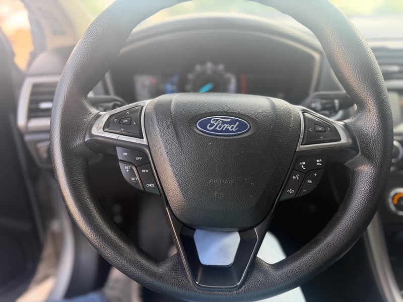 Ford Fusion Vehicle Full-screen Gallery Image 9