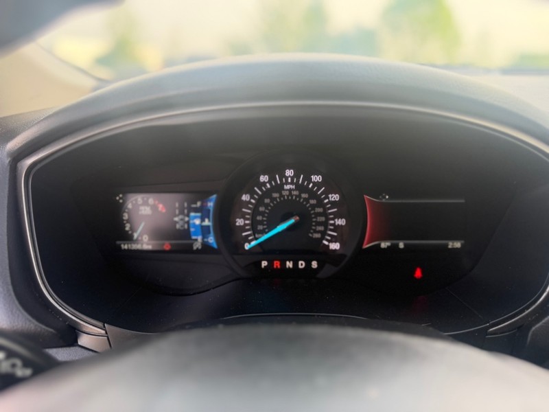 Ford Fusion Vehicle Full-screen Gallery Image 10