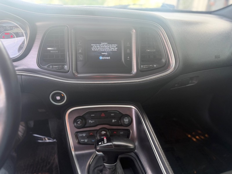 Dodge Challenger Vehicle Full-screen Gallery Image 7