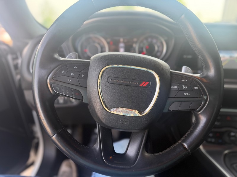 Dodge Challenger Vehicle Full-screen Gallery Image 9