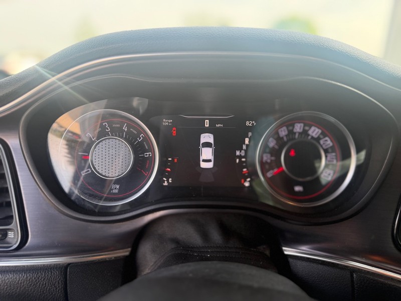 Dodge Challenger Vehicle Full-screen Gallery Image 10