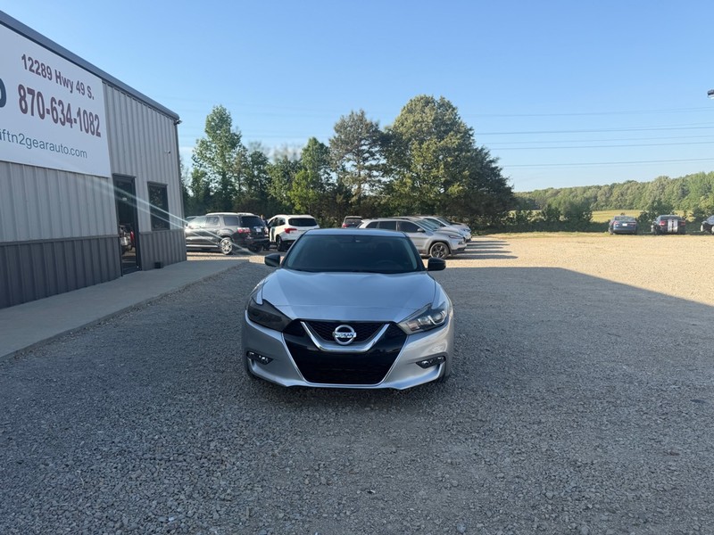 Nissan Maxima Vehicle Full-screen Gallery Image 2