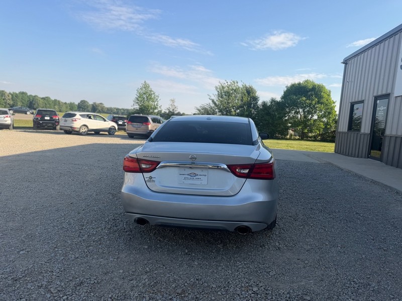 Nissan Maxima Vehicle Full-screen Gallery Image 4