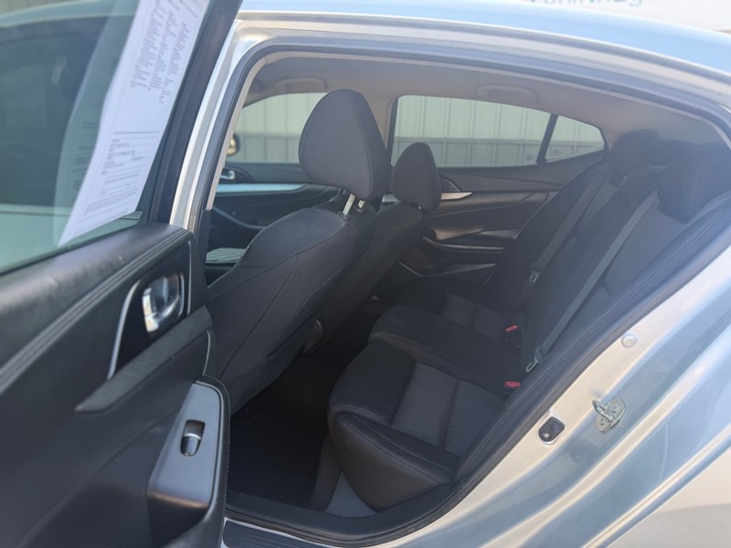 Nissan Maxima Vehicle Full-screen Gallery Image 5