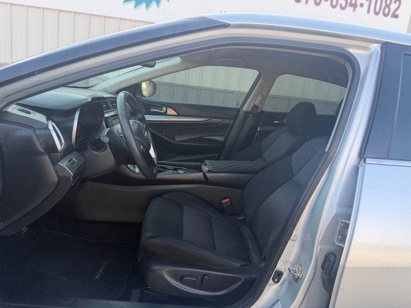 Nissan Maxima Vehicle Full-screen Gallery Image 6