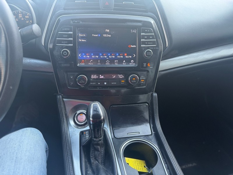 Nissan Maxima Vehicle Full-screen Gallery Image 7